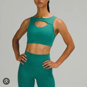 Lululemon Everlux Cut-Out Train Bra green